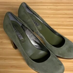 Women’s Banana Republic suede pumps
